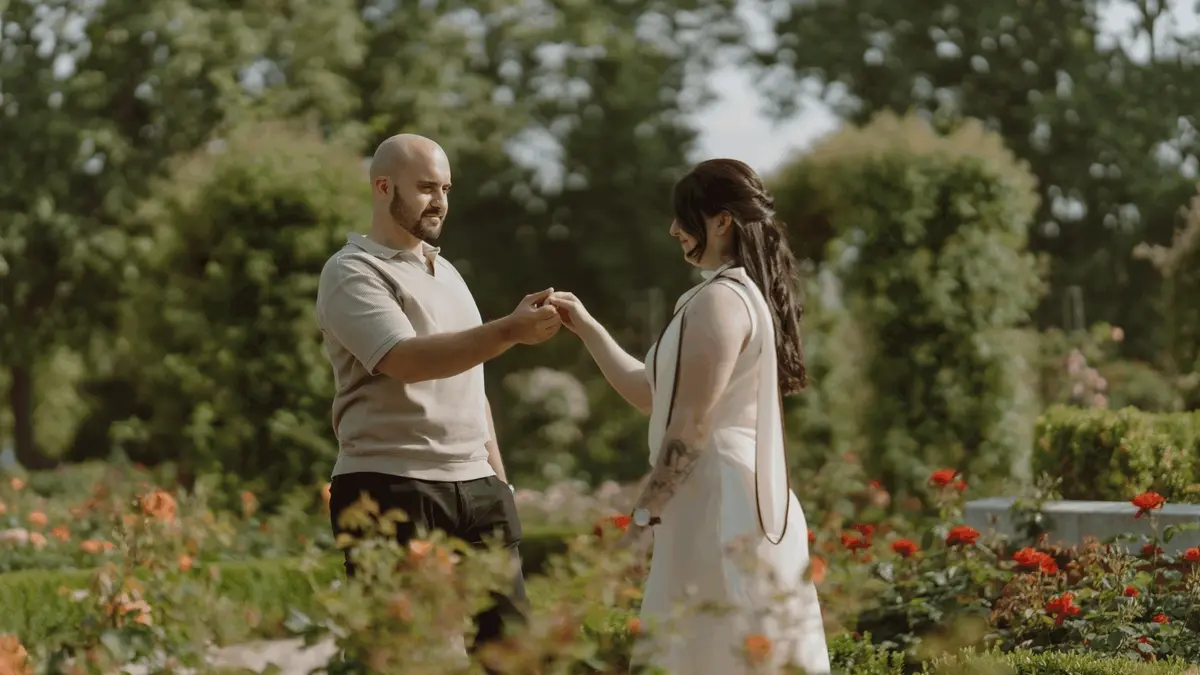 Couple photoshoot in Madrid, Spain · Me caso, literal